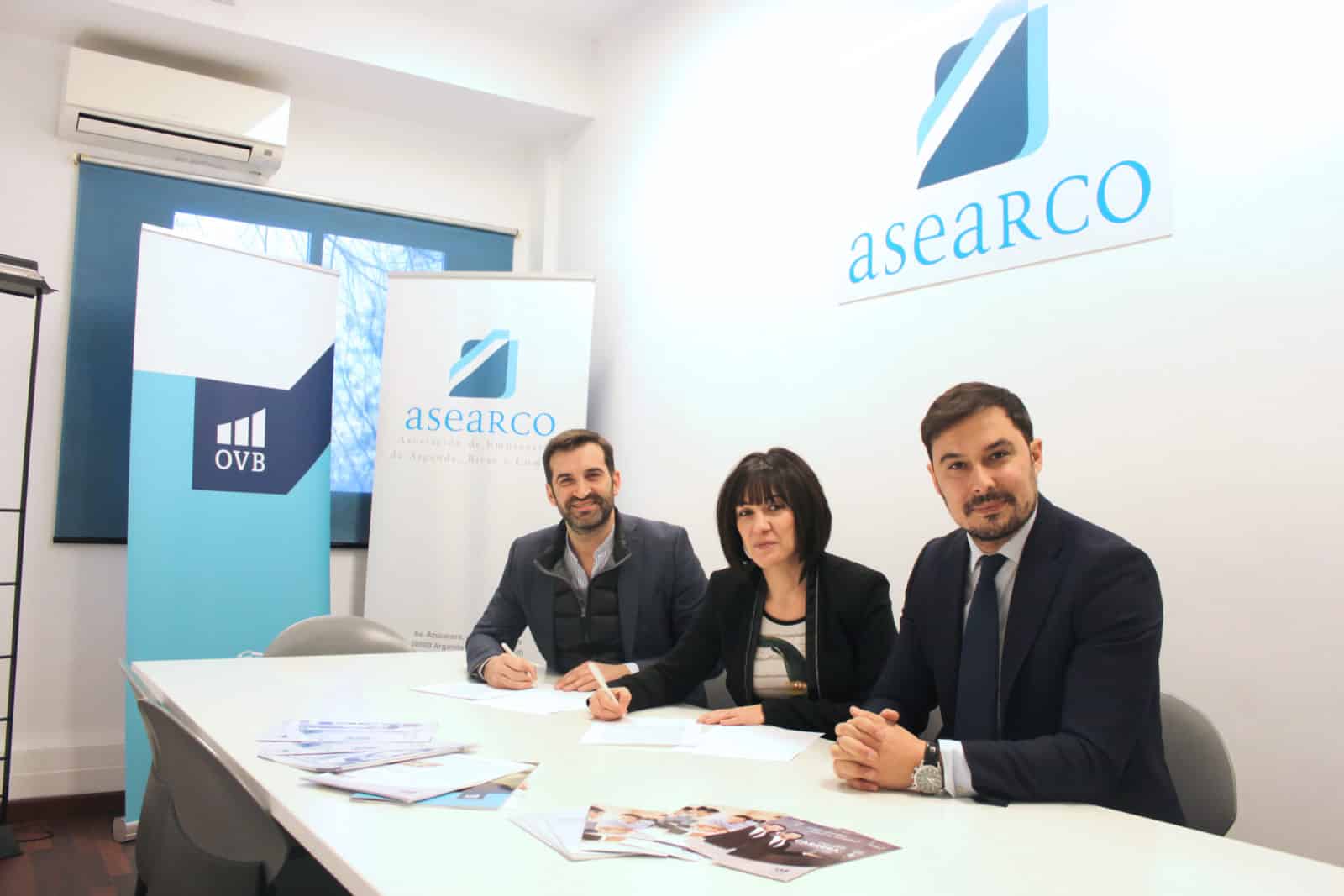 En la imagen, David París, presidente de ASEARCO, Ana Mª Redondo, Consultor Financiero Independiente e Ignacio Segura, Director de Agencia para OVB Allfinanz.