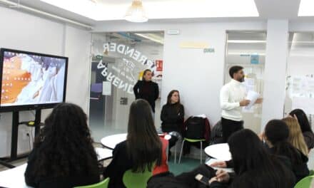 El presidente de ASEARCO ofreció en el IES Duque de Rivas una motivadora charla para acercar a los jóvenes los desafíos y las oportunidades de emprender su propio negocio