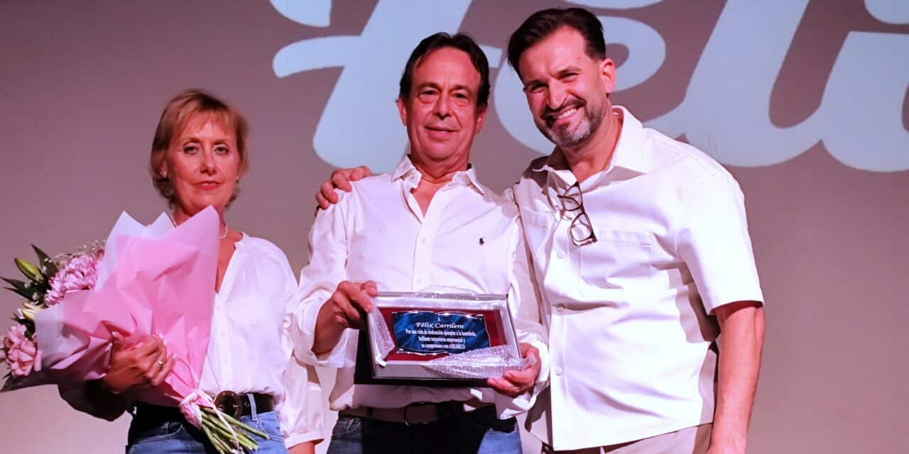 El hostelero Félix Carrilero fue ‘sorprendido por un homenaje’ a su trayectoria mientras ensayaba el pregón de las próximas Fiestas Patronales de Arganda